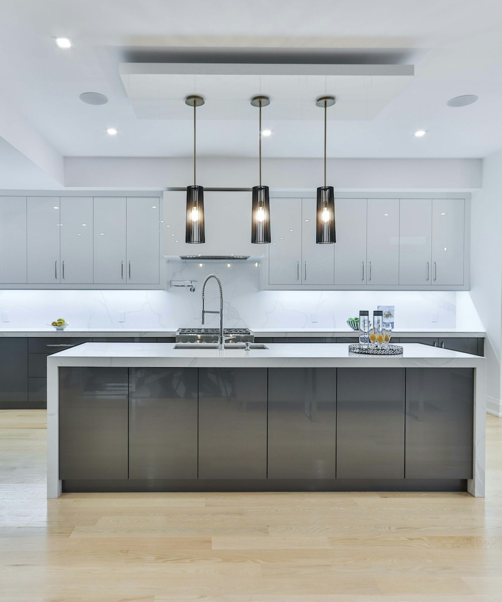 Salón reformado con luz natural y tonos cálidos de madera