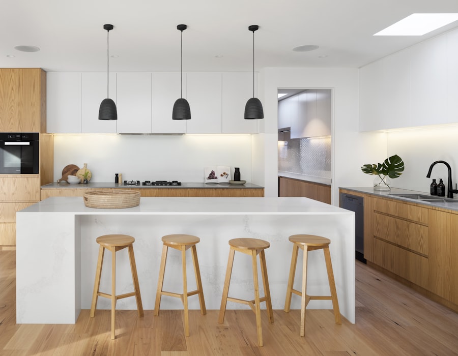 Cocina con isla de madera en Benimaclet