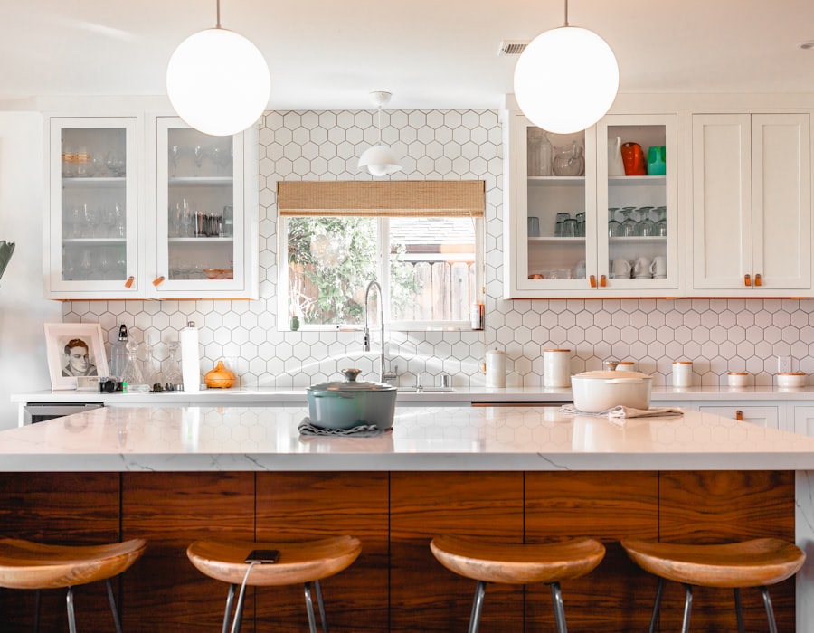 Isla de cocina con taburetes en Benimaclet