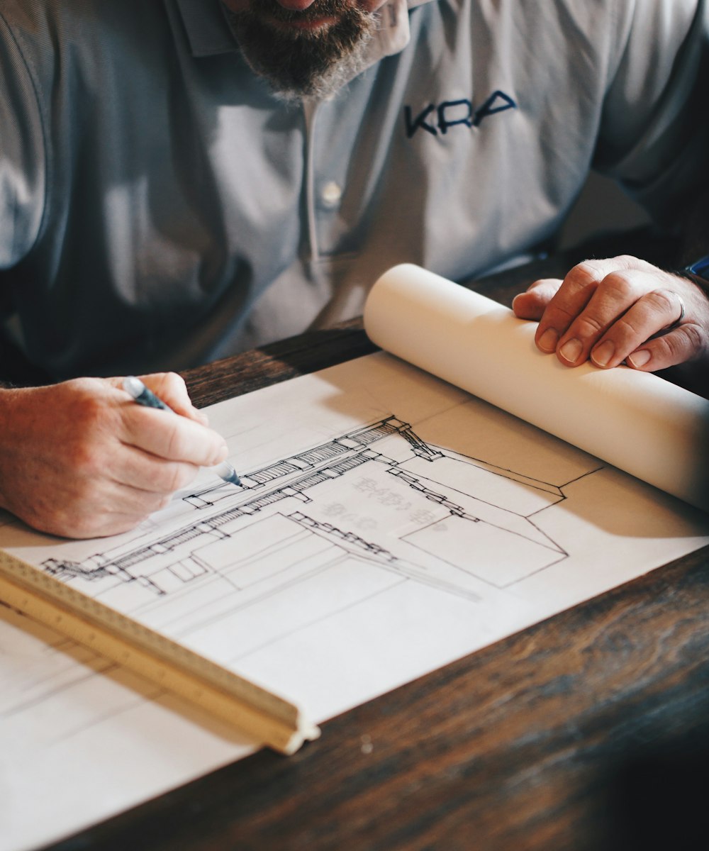 Arquitecto revisando planos de una reforma